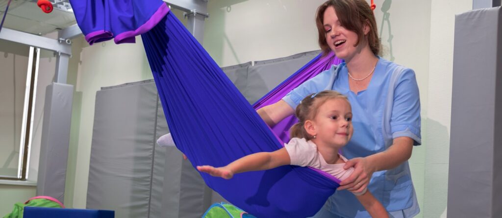 Fizjoterapia dzieci - terapia integracji sensorycznej z użyciem hamaka