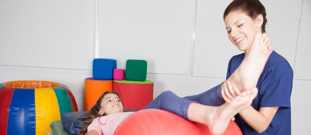 Terapia pourazowa nogi z użyciem piłki - rehabilitacja kończyn dolnych