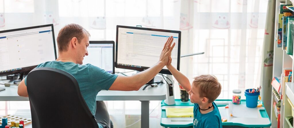 Ojciec z dzieckiem podczas pracy zdalnej - kwarantanna i opieka domowa w czasie pandemii