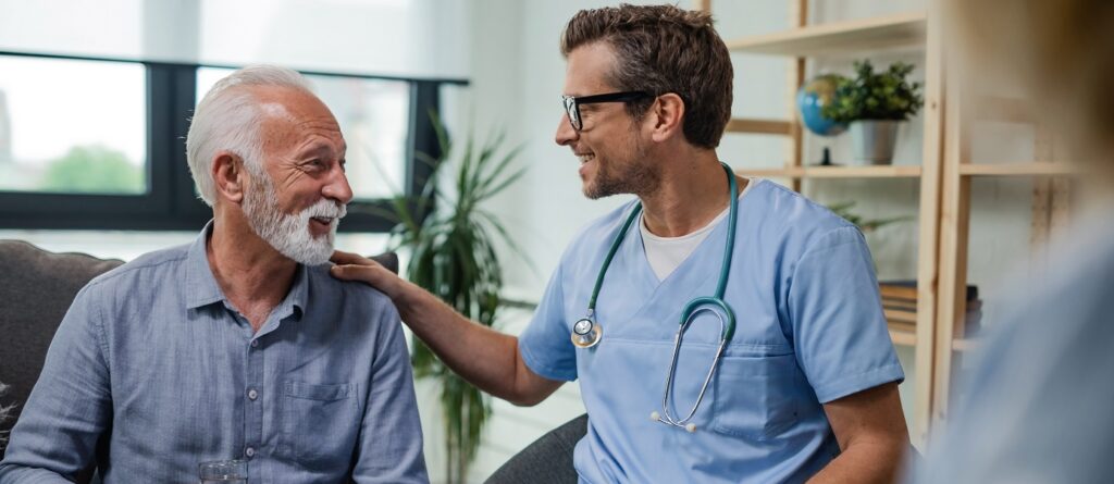 Lekarz cieszący się z poprawy stanu pacjenta - pozytywna komunikacja w opiece zdrowotnej