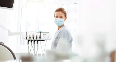 Lekarz dentysta w gabinecie korzysta z ubezpieczenia medycznego z OC dobrowolnym od INTER Polska.