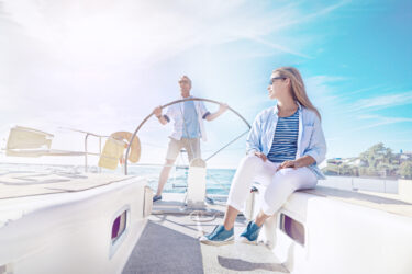 Lekarze korzystają z ubezpieczenia turystycznego INTER Polska w trakcie urlopu nad jeziorem.