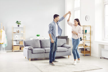 Lekarz spędza czas w domu z rodziną, razem korzystają z kompleksowego ubezpieczenia majątkowego domu od INTER Polska.