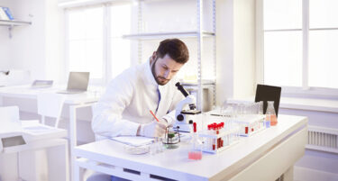 Medyk w laboratorium prowadzi eksperyment medyczny objęty ochroną INTER Polska.