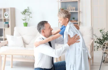 Ojciec z synem korzystają z profesjonalnego badania medycznego w ramach ubezpieczenia zdrowotnego od INTER Polska.