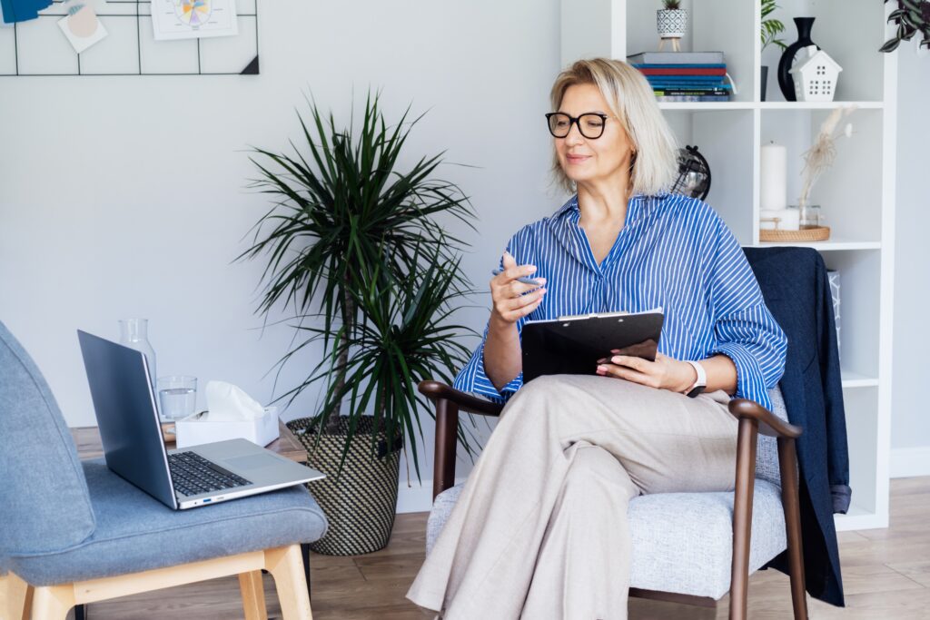 Pani psycholog ma konsultację online w ramach Ubezpieczenia INTER Pomoc Psychologiczna dla lekarza.